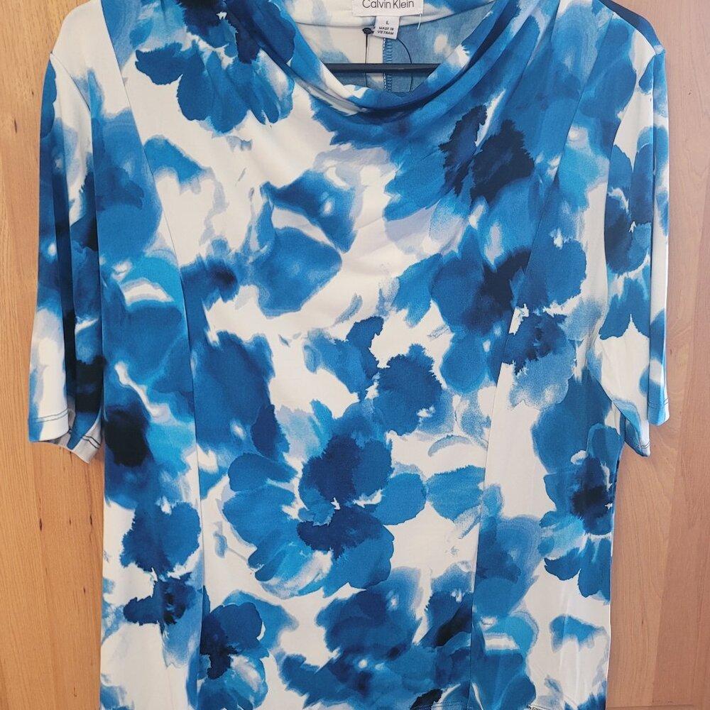 Woman's top polyester /95%  spandex 5%   sz lg Calvin Klein   blues and white